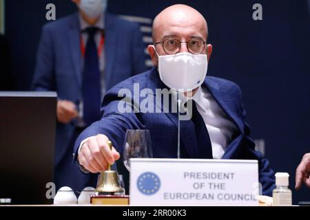 200721 -- BRUXELLES, le 21 juillet 2020 Xinhua -- le président du Conseil européen Charles Michel préside une table ronde d'un sommet spécial de l'UE à Bruxelles, Belgique, le 20 juillet 2020. Les dirigeants de l’Union européenne ont conclu mardi un accord historique après quatre jours de négociations intensives sur un budget pour les sept prochaines années et un fonds de relance massif dans le contexte de la pandémie de COVID-19. Union européenne/document via Xinhua BELGIQUE-BRUXELLES-SOMMET UE-COVID-19-FONDS DE REDRESSEMENT-BUDGET PUBLICATIONxNOTxINxCHN Banque D'Images