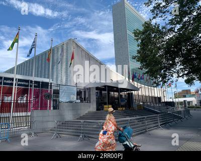 200721 -- NEW YORK, le 21 juillet 2020 -- Une femme marche avec une poussette devant le siège des Nations Unies à New York, aux États-Unis, le 20 juillet 2020. Le siège de l’ONU a entamé lundi sa première phase de réouverture après être resté physiquement fermé au cours des quatre derniers mois pour atténuer la propagation du COVID-19. SIÈGE DE L'ONU-COVID-19-RÉOUVERTURE-PHASE 1 WANGXJIANGANG PUBLICATIONXNOTXINXCHN Banque D'Images