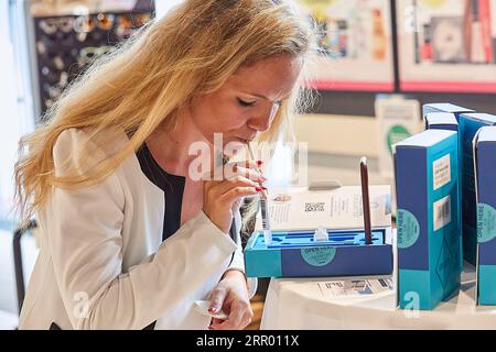 200721 -- VIENNE, le 21 juillet 2020 -- un membre du personnel montre comment utiliser un kit de test COVID-19 dans un magasin BIPA à Vienne, en Autriche, le 21 juillet 2020. BIPA, une grande chaîne de pharmacies en Autriche, a récemment commencé à vendre des kits de test COVID-19 pour un usage personnel. Les kits de test ont été produits par une société technologique autrichienne. Les gens prélèvent des échantillons en rinçant la bouche, puis envoient les échantillons au laboratoire qualifié pour les tester. Le résultat sera notifié par e-mail ou SMS. Photo de /Xinhua AUSTRIA-VIENNA-COVID-19-TEST KIT GeorgesxSchneider PUBLICATIONxNOTxINxCHN Banque D'Images