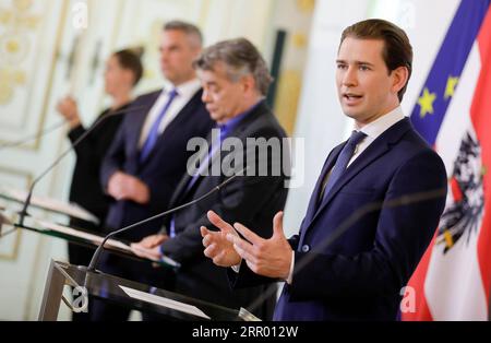 200721 -- VIENNE, le 21 juillet 2020 Xinhua -- le chancelier autrichien Sebastian Kurz R prend la parole lors d'une conférence de presse à Vienne, en Autriche, le 21 juillet 2020. Les masques seront à nouveau obligatoires à partir de vendredi dans les banques, les supermarchés et les bureaux de poste en Autriche, a annoncé mardi le gouvernement. Andy Wenzel/BKA/document via Xinhua AUTRICHE-VIENNE-CHANCELIER-COVID-19-MASQUES-OBLIGATOIRE PUBLICATIONxNOTxINxCHN Banque D'Images