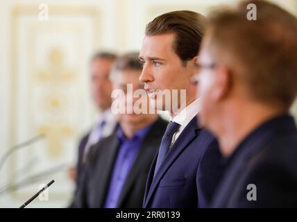 200721 -- VIENNE, le 21 juillet 2020 Xinhua -- le chancelier autrichien Sebastian Kurz prend la parole lors d'une conférence de presse à Vienne, en Autriche, le 21 juillet 2020. Les masques seront à nouveau obligatoires à partir de vendredi dans les banques, les supermarchés et les bureaux de poste en Autriche, a annoncé mardi le gouvernement. Andy Wenzel/BKA/document via Xinhua AUTRICHE-VIENNE-CHANCELIER-COVID-19-MASQUES-OBLIGATOIRE PUBLICATIONxNOTxINxCHN Banque D'Images