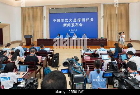200723 -- WENCHANG, 23 juillet 2020 -- une photo prise le 23 juillet 2020 montre une conférence de presse sur le lancement de la sonde Mars organisée par la CNSA de l'Administration spatiale nationale chinoise sur le site de lancement de la sonde spatiale de Wenchang dans la province de Hainan, dans le sud de la Chine. Une fusée long March-5, le plus grand lanceur de Chine, transportant le vaisseau spatial d une masse d environ 5 tonnes, s est envolée dans le ciel depuis le site de lancement du vaisseau spatial de Wenchang sur la côte de la province insulaire de Hainan, dans le sud de la Chine, à 12:41 heures, heure de Beijing. EYESONSCICHINA-HAINAN-WENCHANG-LONG MARS-5 ROCKET-MARS PROBE-PRESSE CONFÉRENCE CN CAIXYANG BLI Banque D'Images