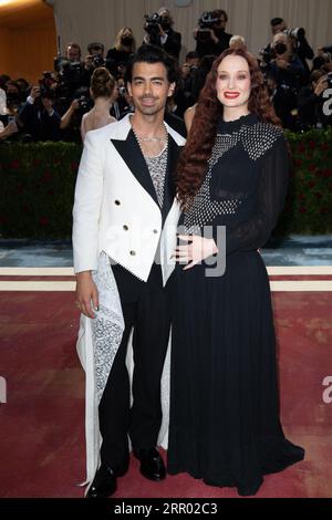 New York, États-Unis. 06 septembre 2023. La photo du dossier datée du 02 mai 2022 montre Joe Jonas et Sophie Turner au met Gala 2022 célébrant « In America : an Anthology of Fashion » au Metropolitan Museum of Art de New York, aux États-Unis. Joe Jonas et Sophie Turner se séparent. Le chanteur a déposé une demande de divorce en Floride mardi dans le comté de Miami Dade. La pétition déclare que le mariage est « irrémédiablement rompu » comme motif de dissolution. Photo de DNphotography/ABACAPRESS.COM crédit : Abaca Press/Alamy Live News Banque D'Images