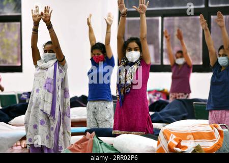 200725 -- NEW DELHI, le 25 juillet 2020 -- des patients font du yoga dans un centre de soins COVID-19 à New Delhi, en Inde, le 24 juillet 2020. Le ministère indien de la Santé a déclaré samedi matin que 757 nouveaux décès dus au COVID-19, en plus de 48 916 nouveaux cas positifs, ont été signalés au cours des dernières 24 heures à travers le pays, portant le nombre de décès à 31 358 et le nombre total de cas à 1 336 861. Photo par /Xinhua INDIA-NEW DELHI-COVID-19 CENTRE DE SOINS ParthaxSarkar PUBLICATIONxNOTxINxCHN Banque D'Images