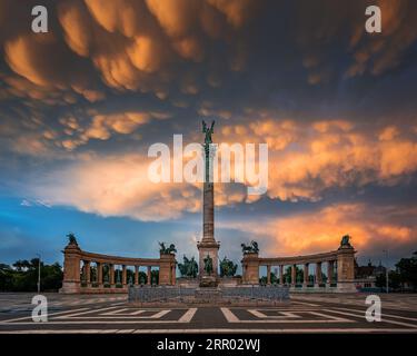 Budapest, Hongrie - des mammatus uniques survoguent le monument du millénaire de la place des héros à Budapest après un orage violent au coucher du soleil de l'après-midi d'été Banque D'Images