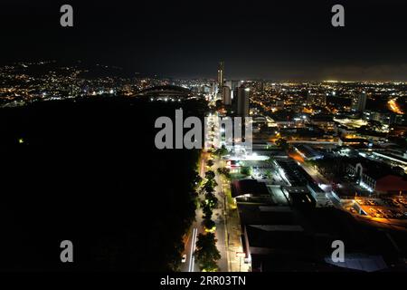 Belle vue aérienne de nuit de la ville de Heredia Alajuela Costa Rica Banque D'Images