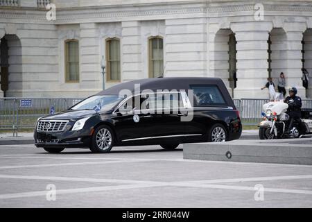 200727 -- WASHINGTON, le 27 juillet 2020 Xinhua -- Un corbillard portant le cercueil du défunt député américain et figure des droits civiques John Lewis arrive au Capitol Hill à Washington, D.C., aux États-Unis, le 27 juillet 2020. Feu le député américain et figure des droits civiques John Lewis était dans l'état dans le Capitole ici lundi. Photo de Ting Shen/Xinhua U.S.-WASHINGTON, D.C.-CAPITOL-JOHN LEWIS-SE TROUVANT DANS L'ÉTAT PUBLICATIONxNOTxINxCHN Banque D'Images