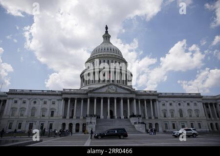 200727 -- WASHINGTON, le 27 juillet 2020 Xinhua -- Un corbillard portant le cercueil du défunt député américain et figure des droits civiques John Lewis arrive au Capitol Hill à Washington, D.C., aux États-Unis, le 27 juillet 2020. Feu le député américain et figure des droits civiques John Lewis était dans l'état dans le Capitole ici lundi. Photo de Ting Shen/Xinhua U.S.-WASHINGTON, D.C.-CAPITOL-JOHN LEWIS-SE TROUVANT DANS L'ÉTAT PUBLICATIONxNOTxINxCHN Banque D'Images