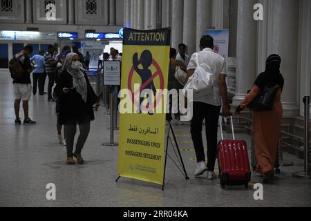 200728 -- TUNIS, le 28 juillet 2020 Xinhua -- les gens marchent à l'aéroport international de Carthage à Tunis, Tunisie, le 28 juillet 2020. Le gouvernement tunisien a annoncé lundi de nouvelles mesures pour les arrivées de l’étranger afin de prévenir la propagation du coronavirus dans le pays. Les nouvelles mesures sont intervenues après qu’un certain nombre de nouvelles infections à COVID-19 aient été enregistrées parmi les rapatriés. Ces mesures incluent l’obligation de placer tous les membres d’une même famille provenant de pays non classés sur la liste verte ou orange, y compris les enfants de moins de 12 ans, en isolement obligatoire, a indiqué un communiqué publié par le Go Banque D'Images