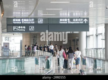 200729 -- NANJING, le 29 juillet 2020 -- les gens marchent jusqu'au terminal 1 de l'aéroport international de Nanjing Lukou à Nanjing, dans la province du Jiangsu de l'est de la Chine, le 29 juillet 2020. Le terminal 1 de l'aéroport a été mis en service mercredi après rénovation. Et la capacité annuelle de passagers des deux terminaux de l aéroport atteint 50 millions. CHINA-JIANGSU-NANJING-AIRPORT-TERMINAL 1-ROUVRIR CN JIXCHUNPENG PUBLICATIONXNOTXINXCHN Banque D'Images