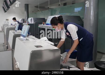 200729 -- NANJING, le 29 juillet 2020 -- les membres du personnel se préparent aux comptoirs d'enregistrement du terminal 1 de l'aéroport international de Nanjing Lukou à Nanjing, dans la province du Jiangsu de l'est de la Chine, le 29 juillet 2020. Le terminal 1 de l'aéroport a été mis en service mercredi après rénovation. Et la capacité annuelle de passagers des deux terminaux de l aéroport atteint 50 millions. CHINA-JIANGSU-NANJING-AIRPORT-TERMINAL 1-ROUVRIR CN JIXCHUNPENG PUBLICATIONXNOTXINXCHN Banque D'Images