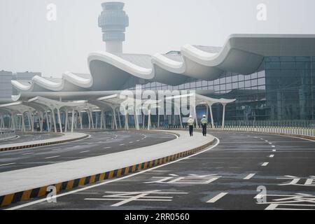 200729 -- NANJING, le 29 juillet 2020 -- une photo prise le 29 juillet 2020 montre l'extérieur du terminal 1 de l'aéroport international de Nanjing Lukou à Nanjing, dans la province du Jiangsu de l'est de la Chine. Le terminal 1 de l'aéroport a été mis en service mercredi après rénovation. Et la capacité annuelle de passagers des deux terminaux de l aéroport atteint 50 millions. CHINA-JIANGSU-NANJING-AIRPORT-TERMINAL 1-ROUVRIR CN JIXCHUNPENG PUBLICATIONXNOTXINXCHN Banque D'Images