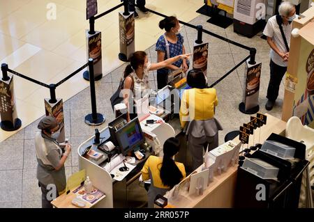 200729 -- HONG KONG, 29 juillet 2020 Xinhua -- des gens font la queue pour acheter des plats à emporter dans un restaurant de Hong Kong, dans le sud de la Chine, le 29 juillet 2020. Des mesures de distanciation sociale plus strictes ont pris effet mercredi à Hong Kong. Les services de restauration dans les restaurants sont interdits. Xinhua/Lo Ping FAI CHINE-HONG KONG-COVID-19-MESURES DE DISTANCIATION SOCIALE CN PUBLICATIONxNOTxINxCHN Banque D'Images