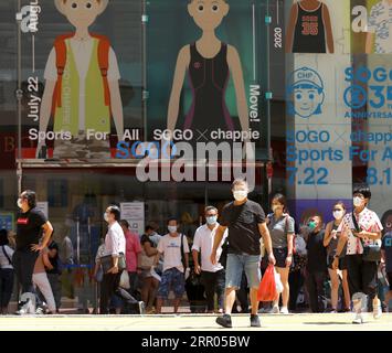 200729 -- HONG KONG, le 29 juillet 2020 -- des gens sont vus dans une rue de Causeway Bay dans le sud de la Chine, Hong Kong, le 29 juillet 2020. Le Centre de protection de la santé de Hong Kong CHP a signalé mercredi 118 cas confirmés supplémentaires de COVID-19, portant le nombre total de cas de COVID-19 à Hong Kong à plus de 3 000. C'est le huitième jour consécutif où le nombre de cas supplémentaires quotidiens à Hong Kong a dépassé 100. CHINE-HONG KONG-COVID-19-VIE QUOTIDIENNE CN WUXXIAOCHU PUBLICATIONXNOTXINXCHN Banque D'Images