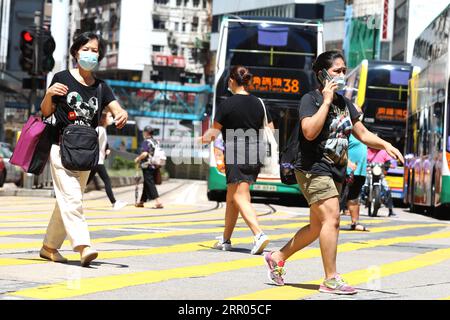 200729 -- HONG KONG, le 29 juillet 2020 -- des gens sont vus dans une rue de Causeway Bay dans le sud de la Chine, Hong Kong, le 29 juillet 2020. Le Centre de protection de la santé de Hong Kong CHP a signalé mercredi 118 cas confirmés supplémentaires de COVID-19, portant le nombre total de cas de COVID-19 à Hong Kong à plus de 3 000. C'est le huitième jour consécutif où le nombre de cas supplémentaires quotidiens à Hong Kong a dépassé 100. CHINE-HONG KONG-COVID-19-VIE QUOTIDIENNE CN WUXXIAOCHU PUBLICATIONXNOTXINXCHN Banque D'Images