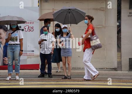 200729 -- HONG KONG, le 29 juillet 2020 -- des gens sont vus dans une rue de WAN Chai dans le sud de la Chine, Hong Kong, le 29 juillet 2020. Le Centre de protection de la santé de Hong Kong CHP a signalé mercredi 118 cas confirmés supplémentaires de COVID-19, portant le nombre total de cas de COVID-19 à Hong Kong à plus de 3 000. C'est le huitième jour consécutif où le nombre de cas supplémentaires quotidiens à Hong Kong a dépassé 100. CHINE-HONG KONG-COVID-19-VIE QUOTIDIENNE CN LUIXSIUXWAI PUBLICATIONXNOTXINXCHN Banque D'Images