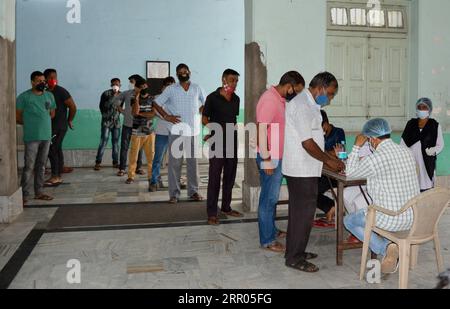 200729 -- GUWAHATI INDE, 29 juillet 2020 Xinhua -- des gens font la queue pour passer un test COVID-19 dans un centre de dépistage à Guwahati, en Inde, le 29 juillet 2020. Le nombre de COVID-19 de l Inde a franchi la barre des 1,5 millions mercredi, atteignant 1 531 669, a annoncé le ministère fédéral de la Santé. Str/Xinhua INDE-COVID-19-CAS PUBLICATIONxNOTxINxCHN Banque D'Images