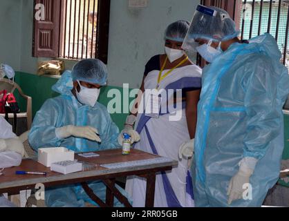 200729 -- GUWAHATI INDE, 29 juillet 2020 Xinhua -- des agents de santé travaillent dans un centre de dépistage COVID-19 à Guwahati, en Inde, le 29 juillet 2020. Le nombre de COVID-19 de l Inde a franchi la barre des 1,5 millions mercredi, atteignant 1 531 669, a annoncé le ministère fédéral de la Santé. Str/Xinhua INDE-COVID-19-CAS PUBLICATIONxNOTxINxCHN Banque D'Images