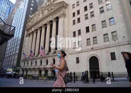 200730 -- NEW YORK, le 30 juillet 2020 -- des touristes sont vus devant la Bourse de New York à New York, aux États-Unis, le 29 juillet 2020. Les décès dus au COVID-19 aux États-Unis ont dépassé la barre des 150 000 pour atteindre 150 034 à partir de 3:35 h, heure locale, mercredi 1935 h GMT, selon le Center for Systems Science and Engineering de l’Université Johns Hopkins. US-NEW YORK-COVID-19-CAS WangxYing PUBLICATIONxNOTxINxCHN Banque D'Images