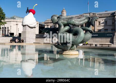 200730 -- LONDRES, le 30 juillet 2020 Xinhua -- une photo prise le 30 juillet 2020 montre la sculpture du quatrième Plinth intitulée The End at Trafalgar Square à Londres, en Grande-Bretagne. Une nouvelle œuvre de l'artiste Heather Phillipson a été dévoilée jeudi sur le Fourth Plinth à Trafalgar Square à Londres. Intitulée THE END, la sculpture surplombe le quatrième Plinthe d’un tourbillon géant de crème fouettée, d’une cerise, d’une mouche et d’un drone qui transmet une alimentation en direct de Trafalgar Square. Photo de Ray Tang/Xinhua GRANDE-BRETAGNE-LONDRES-QUATRIÈME PLINTHE SCULPTURE-DÉVOILEMENT PUBLICATIONxNOTxINxCHN Banque D'Images