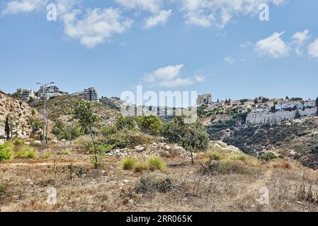 Vue de la région de Haïfa sur la pente de la montagne contre le ciel avec des nuages. Banque D'Images