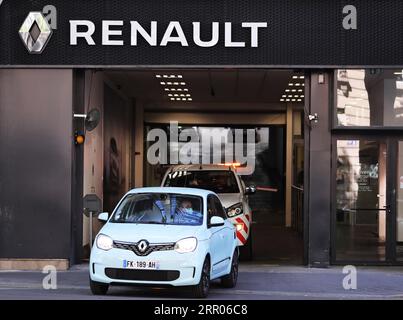 200730 -- PARIS, le 30 juillet 2020 -- une photo prise le 29 mai 2020 montre des véhicules circulant dans un concessionnaire Renault français à Paris, en France. Renault a publié jeudi ses résultats financiers pour le premier semestre 2020, affirmant avoir subi une perte massive de 7,4 milliards d’euros. DOSSIER-FRANCE-RENAULT-RÉSULTATS FINANCIERS GaoxJing PUBLICATIONxNOTxINxCHN Banque D'Images