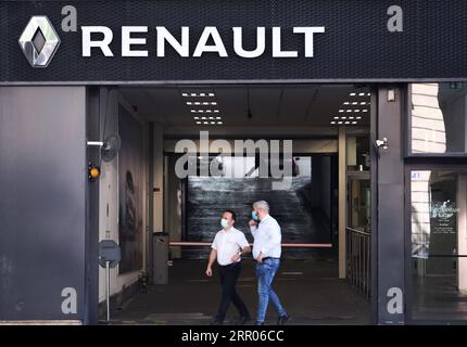 200730 -- PARIS, le 30 juillet 2020 -- une photo prise le 29 mai 2020 montre des gens sortant du magasin d un concessionnaire Renault français à Paris, en France. Renault a publié jeudi ses résultats financiers pour le premier semestre 2020, affirmant avoir subi une perte massive de 7,4 milliards d’euros. DOSSIER-FRANCE-RENAULT-RÉSULTATS FINANCIERS GaoxJing PUBLICATIONxNOTxINxCHN Banque D'Images