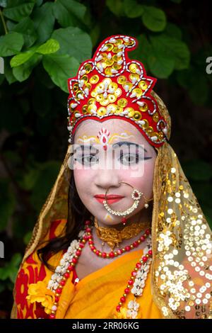 Narayanganj, Dhaka, Bangladesh. 6 septembre 2023. Des enfants vêtus de costumes de la divinité hindoue Lord Krishna et de ses complices mythologiques lors des célébrations du festival ''Janmashtami'', qui marque la naissance du Dieu hindou Lord Krishna à Narayanganj, Bangladesh. Le Seigneur Krishna, la huitième des dix incarnations du Dieu hindou, le Seigneur Vishnu, qui est considéré comme le conservateur de l'Univers, est l'un des dieux les plus populaires de l'Hindouisme. Selon la croyance hindoue en ce jour prometteur, le Seigneur Krishna est descendu dans ce monde il y a environ 5 500 ans pour établir l’amour, la vérité et la justice. (Crédit I Banque D'Images