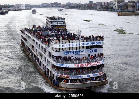 200731 -- DHAKA, le 31 juillet 2020 Xinhua -- des ferries remplies de voyageurs à domicile sont vus au terminal de lancement Sadarghat à Dhaka, Bangladesh, le 30 juillet 2020. Alors que le festival de l'Aïd al-Adha approche, des centaines de milliers d'habitants de la capitale bangladaise ont quitté la ville pour rejoindre le festival avec leurs enfants dans des maisons de village. Les musulmans du Bangladesh célèbreront l’Aïd al-Adha samedi, alors que la pandémie de COVID-19 se poursuit toujours sans relâche dans le pays. XINHUA BANGLADESH-DHAKA-EID AL-ADHA-EXODUS PUBLICATIONXNOTXINXCHN Banque D'Images