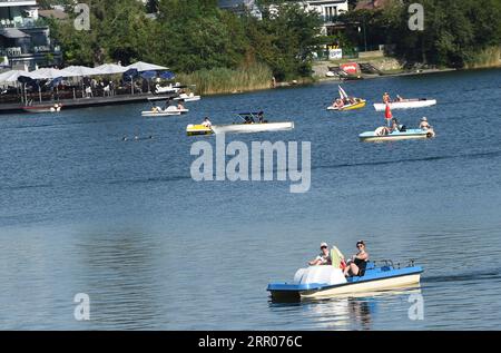 200731 -- VIENNE, le 31 juillet 2020 -- les gens aiment faire de la navigation sur le vieux Danube à Vienne, en Autriche, le 31 juillet 2020. Le vieux Danube, une zone de loisirs située au centre de Vienne, est populaire parmi les viennois en été. AUTRICHE-VIENNE-VIEUX DANUBE-NAVIGATION GuoxChen PUBLICATIONxNOTxINxCHN Banque D'Images