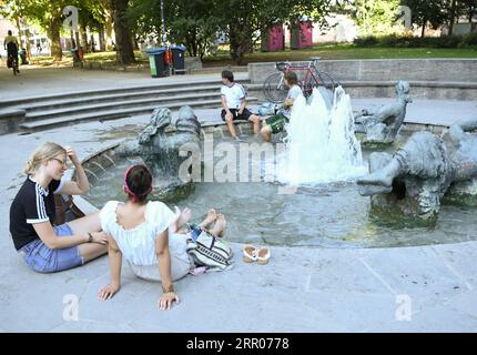 200801 -- FRANCFORT, le 1 août 2020 -- les gens se rafraîchissent devant une fontaine près d'Alte Oper à Francfort, Allemagne, le 31 juillet 2020. La température la plus élevée à Francfort a atteint 35 degrés Celsius vendredi. ALLEMAGNE-FRANCFORT-HEATWAVE LuxYang PUBLICATIONxNOTxINxCHN Banque D'Images