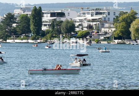 200731 -- VIENNE, le 31 juillet 2020 -- les gens aiment faire de la navigation sur le vieux Danube à Vienne, en Autriche, le 31 juillet 2020. Le vieux Danube, une zone de loisirs située au centre de Vienne, est populaire parmi les viennois en été. AUTRICHE-VIENNE-VIEUX DANUBE-NAVIGATION GuoxChen PUBLICATIONxNOTxINxCHN Banque D'Images