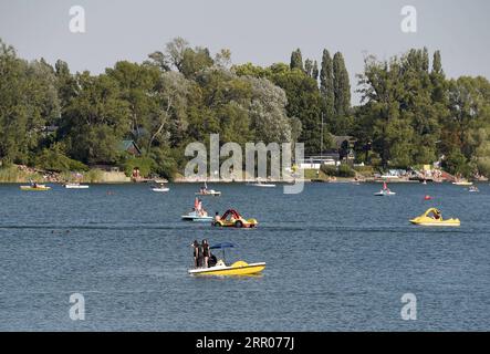 200731 -- VIENNE, le 31 juillet 2020 -- les gens aiment faire de la navigation sur le vieux Danube à Vienne, en Autriche, le 31 juillet 2020. Le vieux Danube, une zone de loisirs située au centre de Vienne, est populaire parmi les viennois en été. AUTRICHE-VIENNE-VIEUX DANUBE-NAVIGATION GuoxChen PUBLICATIONxNOTxINxCHN Banque D'Images