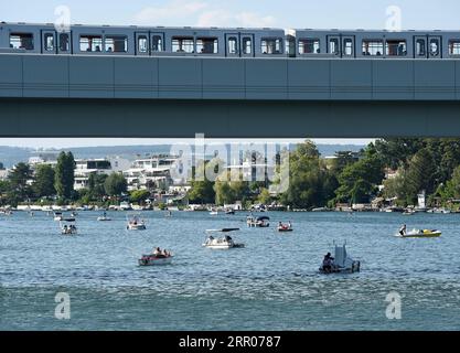 200731 -- VIENNE, le 31 juillet 2020 -- les gens aiment faire de la navigation sur le vieux Danube à Vienne, en Autriche, le 31 juillet 2020. Le vieux Danube, une zone de loisirs située au centre de Vienne, est populaire parmi les viennois en été. AUTRICHE-VIENNE-VIEUX DANUBE-NAVIGATION GuoxChen PUBLICATIONxNOTxINxCHN Banque D'Images