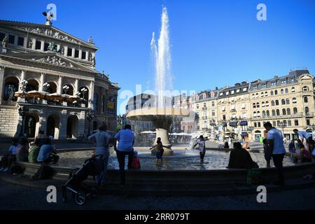 200801 -- FRANCFORT, le 1 août 2020 -- les gens se rafraîchissent devant une fontaine près d'Alte Oper à Francfort, Allemagne, le 31 juillet 2020. La température la plus élevée à Francfort a atteint 35 degrés Celsius vendredi. ALLEMAGNE-FRANCFORT-HEATWAVE LuxYang PUBLICATIONxNOTxINxCHN Banque D'Images