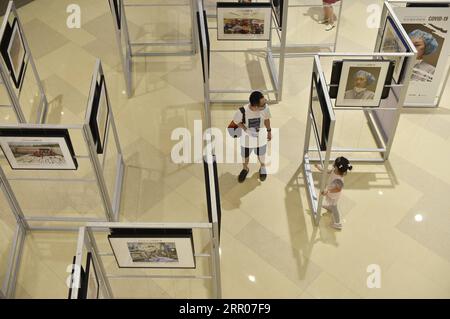 200801 -- BEIJING, 1 août 2020 -- les visiteurs regardent une exposition intitulée 100 photographes Focus on COVID-19 , qui présente 80 images prises par les meilleurs photographes chinois pendant la pandémie de COVID-19, au China World Mall à Beijing, capitale de la Chine, le 1 août 2020. CHINE-PÉKIN-COVID-19-EXPOSITION-PHOTOGRAPHIE CN LUXPENG PUBLICATIONXNOTXINXCHN Banque D'Images