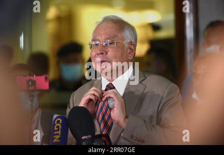 200801 -- BEIJING, le 1 août 2020 -- l'ancien Premier ministre malaisien Najib Razak s'adresse aux médias avant de quitter le tribunal de Kuala Lumpur, en Malaisie, le 28 juillet 2020. Photo par /Xinhua Portraits de juillet 2020 ChongxVoonxChung PUBLICATIONxNOTxINxCHN Banque D'Images