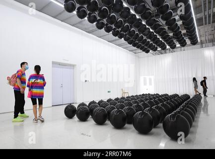 200801 -- BEIJING, 1 août 2020 -- les visiteurs regardent l'exposition d'art contemporain WAVELENGTH : In-Between at Times Art Museum à Beijing, capitale de la Chine, le 1 août 2020. L’exposition est accessible au public tout au long du mois d’août, présentant 13 œuvres d’art, dont des œuvres d’art visuelles, des scluptures et des installations interactives. CHINE-BEIJING-ART-EXPOSITION CN RenxChao PUBLICATIONxNOTxINxCHN Banque D'Images