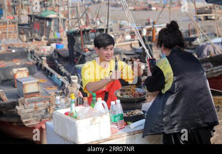 200801 -- LIANYUNGANG, 1 août 2020 -- Un streamer L vend des produits de la mer via Internet à Haitou Town à Lianyungang, dans la province du Jiangsu de l'est de la Chine, le 10 juin 2020. Après le boom des plateformes de diffusion en direct et du commerce électronique en Chine, le commerce électronique en streaming en direct a connu un développement rapide et créé de nouvelles opportunités d'emploi. Dans la ville de Haitou, plus de 3 000 personnes sont passées à la vente en direct. Ces streamers en direct travaillent souvent de nuit à l'aube pour vendre des produits marins locaux et d'autres spécialités. Dans la journée, les biens vendus en streaming en direct seront envoyés à leurs consommateurs via Banque D'Images