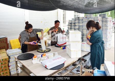 200801 -- LIANYUNGANG, 1 août 2020 Xinhua -- les travailleurs emballent des marchandises vendues par des streamers vivants à Haitou Town à Lianyungang, province de Jiangsu dans l'est de la Chine, 5 juin 2020. Après le boom des plateformes de diffusion en direct et du commerce électronique en Chine, le commerce électronique en streaming en direct a connu un développement rapide et créé de nouvelles opportunités d'emploi. Dans la ville de Haitou, plus de 3 000 personnes sont passées à la vente en direct. Ces streamers en direct travaillent souvent de nuit à l'aube pour vendre des produits marins locaux et d'autres spécialités. Dans la journée, les marchandises vendues en streaming en direct seront envoyées à leurs consommateurs via ex Banque D'Images