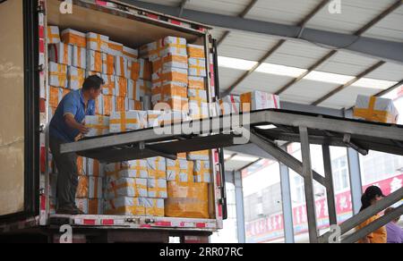 200801 -- LIANYUNGANG, 1 août 2020 -- un membre du personnel du service de livraison charge un camion avec des marchandises à Haitou Town à Lianyungang, province de Jiangsu dans l'est de la Chine, le 5 juin 2020. Après le boom des plateformes de diffusion en direct et du commerce électronique en Chine, le commerce électronique en streaming en direct a connu un développement rapide et créé de nouvelles opportunités d'emploi. Dans la ville de Haitou, plus de 3 000 personnes sont passées à la vente en direct. Ces streamers en direct travaillent souvent de nuit à l'aube pour vendre des produits marins locaux et d'autres spécialités. Dans la journée, les marchandises vendues en streaming en direct seront envoyées à leur consommateur Banque D'Images