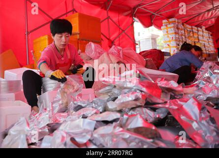 200801 -- LIANYUNGANG, 1 août 2020 -- les travailleurs emballent des marchandises vendues par des streamers vivants à Haitou Town à Lianyungang, province de Jiangsu dans l'est de la Chine, le 6 juin 2020. Après le boom des plateformes de diffusion en direct et du commerce électronique en Chine, le commerce électronique en streaming en direct a connu un développement rapide et créé de nouvelles opportunités d'emploi. Dans la ville de Haitou, plus de 3 000 personnes sont passées à la vente en direct. Ces streamers en direct travaillent souvent de nuit à l'aube pour vendre des produits marins locaux et d'autres spécialités. Dans la journée, les marchandises vendues en streaming en direct seront envoyées à leurs consommateurs via express d Banque D'Images