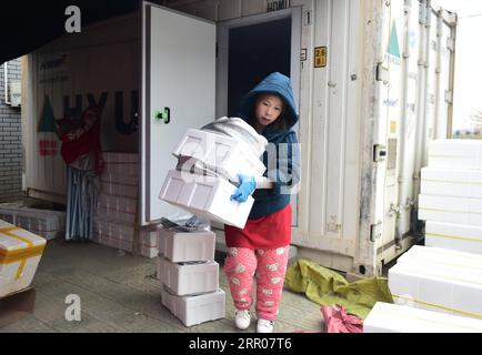 200801 -- LIANYUNGANG, 1 août 2020 -- Un ouvrier emballe des marchandises vendues par des streamers vivants à Haitou Town à Lianyungang, province de Jiangsu dans l'est de la Chine, le 5 juin 2020. Après le boom des plateformes de diffusion en direct et du commerce électronique en Chine, le commerce électronique en streaming en direct a connu un développement rapide et créé de nouvelles opportunités d'emploi. Dans la ville de Haitou, plus de 3 000 personnes sont passées à la vente en direct. Ces streamers en direct travaillent souvent de nuit à l'aube pour vendre des produits marins locaux et d'autres spécialités. Dans la journée, les marchandises vendues en streaming en direct seront envoyées à leurs consommateurs via express Banque D'Images