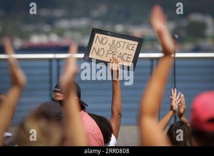 200801 -- VANCOUVER, le 1 août 2020 -- Un manifestant tient une pancarte alors qu'il participe à la marche du jour de l'émancipation à Vancouver, Colombie-Britannique, Canada, le 1 août 2020. En conjonction avec la manifestation Black Lives Matter, des milliers de personnes ont participé à une marche pour commémorer le jour de l'émancipation au Canada, qui est célébré le 1 août. Photo de /Xinhua CANADA-VANCOUVER-JOUR DE L'ÉMANCIPATION MARS LiangxSen PUBLICATIONxNOTxINxCHN Banque D'Images