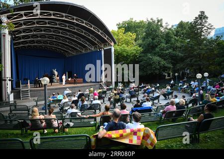 200801 -- FRANCFORT, le 1 août 2020 -- les gens assistent à un concert en plein air au Palm Garden à Francfort, Allemagne, le 1 août 2020. Une série de concerts est organisée ici du 1 au 30 août avec des mesures strictes de contrôle et de prévention de la COVID-19. ALLEMAGNE-FRANCFORT-PALM GARDEN-CONCERT EN PLEIN AIR LUXYANG PUBLICATIONXNOTXINXCHN Banque D'Images