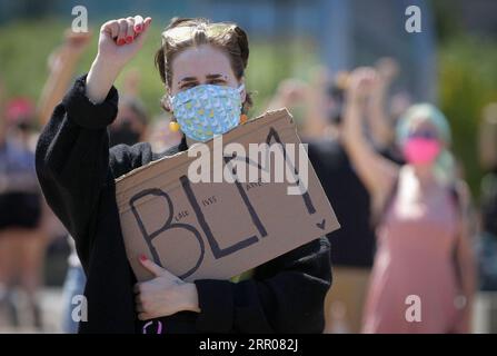 200801 -- VANCOUVER, le 1 août 2020 -- Un manifestant porte une pancarte alors qu'il participe à la marche du jour de l'émancipation à Vancouver, Colombie-Britannique, Canada, le 1 août 2020. En conjonction avec la manifestation Black Lives Matter, des milliers de personnes ont participé à une marche pour commémorer le jour de l'émancipation au Canada, qui est célébré le 1 août. Photo de /Xinhua CANADA-VANCOUVER-JOUR DE L'ÉMANCIPATION MARS LiangxSen PUBLICATIONxNOTxINxCHN Banque D'Images
