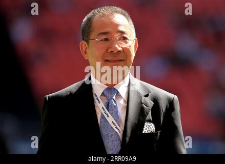 Photo du 07/08/2016 du président de Leicester City, Vichai Srivaddhanaprabha, sur le terrain avant le match du Community Shield au stade de Wembley, à Londres. Le pilote de l'hélicoptère impliqué dans un accident qui a tué le propriétaire du Leicester City football Club a déclaré: "Je n'ai aucune idée de ce qui se passe" alors que l'avion devenait hors de contrôle. Eric Swaffer, 53 ans, a fait ce commentaire quelques secondes avant que l'hélicoptère ne touche le sol à l'extérieur du King Power Stadium du club le 27 2018 octobre, a révélé un rapport de l'Air accidents Investigation Branch (AAIB). Date de publication : mercredi 6 septembre 2023. Banque D'Images