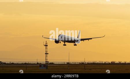 Richmond, Colombie-Britannique, Canada. 5 septembre 2023. Un Airbus A350-1000 de British Airways (G-XWBM) atterrit au coucher du soleil, à l'aéroport international de Vancouver. (Image de crédit : © Bayne Stanley/ZUMA Press Wire) USAGE ÉDITORIAL SEULEMENT! Non destiné à UN USAGE commercial ! Banque D'Images