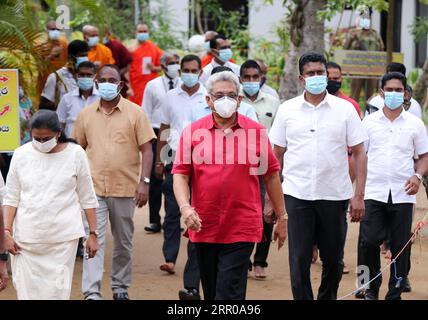 200805 -- COLOMBO, le 5 août 2020 -- le président sri-lankais Gotabaya Rajapaksa C arrive pour voter à un bureau de vote à Colombo, au Sri Lanka, le 5 août 2020. Une participation électorale estimée à 40 pour cent a été enregistrée lors des élections législatives du Sri Lanka mercredi midi, après le début du scrutin à 7 heures, heure locale, a indiqué le département d'information du gouvernement. Photo de /Xinhua SRI LANKA-PARLIMENTARY ELECTION-VOTING AjithxPerera PUBLICATIONxNOTxINxCHN Banque D'Images