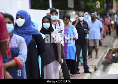 200805 -- COLOMBO, le 5 août 2020 Xinhua -- les électeurs font la queue pour voter dans un bureau de vote à Colombo, au Sri Lanka, le 5 août 2020. Une participation électorale estimée à 40 pour cent a été enregistrée lors des élections législatives du Sri Lanka mercredi midi, après le début du scrutin à 7 heures, heure locale, a indiqué le département d'information du gouvernement. Photo de A.Hapuarachchi/Xinhua SRI LANKA-ÉLECTION PARLEMENTAIRE-VOTE PUBLICATIONxNOTxINxCHN Banque D'Images